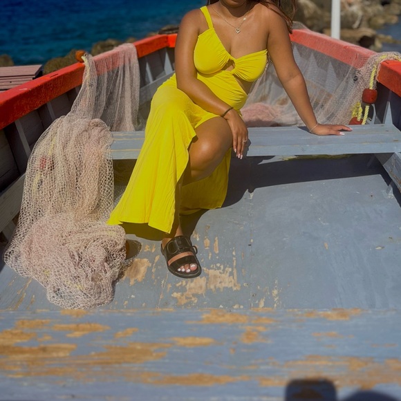 Cut-Out Dress - Picture 3 of 4